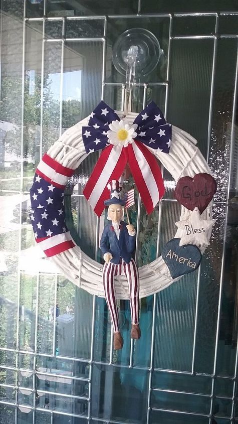 july 4th wreath, Uncle Sam sitting proud in the center of the