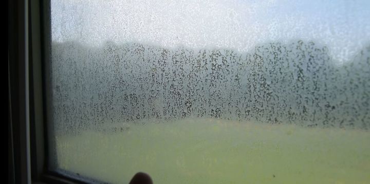 como quitar las manchas de agua dura de las ventanas