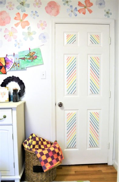 15 maneras brillantes de renovar tu dormitorio aburrido, Recorta cinta Washi de colores en una puerta