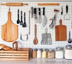 30 magnficas formas de mantener tu casa organizada, Construye un tablero de clavijas para una cocina limpia