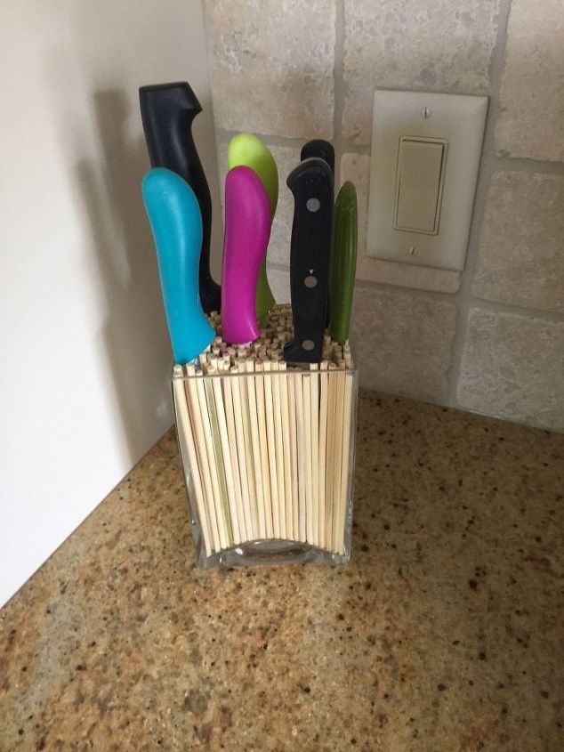 15 actualizaciones de la cocina por menos de 20 dlares, Exponga los cuchillos de cocina en pinchos de bamb