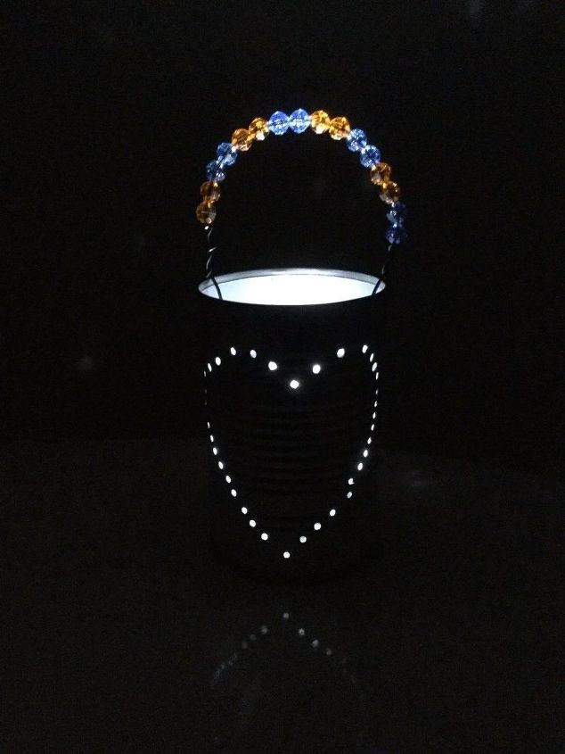 16 impresionantes maneras de aadir iluminacin solar, Clava un clavo en una lata