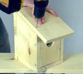 construye una casa para pjaros por menos de 5 dlares en menos de 5 minutos, Atornilla la parte superior