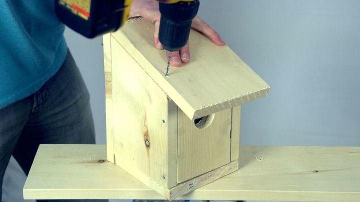 construye una casa para pjaros por menos de 5 dlares en menos de 5 minutos, Atornilla la parte superior