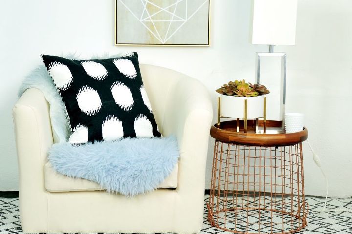 15 projetos de decorao para transformar sua sala de estar instantaneamente, Mesa lateral reciclada de uma bandeja de madeira e uma cesta de arame