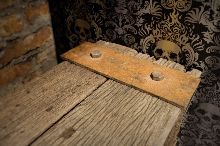 diy faux rust old wood shelf