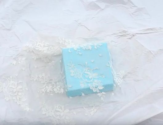 how to diy lace canvas wall ar