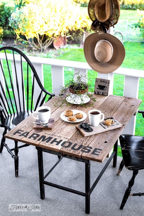 aade un toque de estilo de granja en tu casa con estas ideas, Con una mesa de patio y una cenefa para la ventana de la cocina