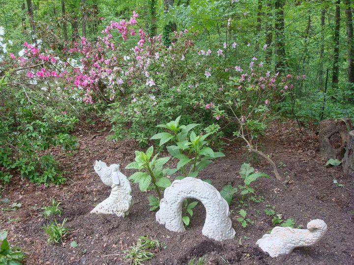 algum j viu esta esttua de jardim de concreto de 3 peas do lago ness