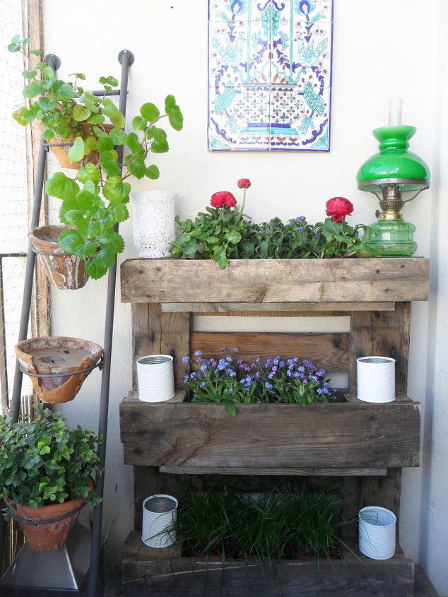15 maneiras requintadas de exibir suas flores preciosas, Jardim de parede de paletes para pequenas varandas