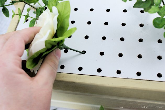 15 exquisitas formas de mostrar tus preciadas flores, Poner papel de aluminio en una caja