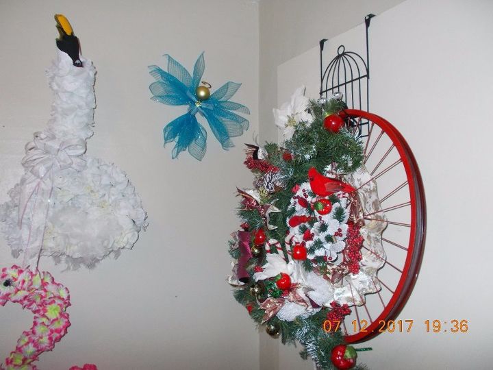 llanta de la bicicleta repurposed en 2017 holiday wreath