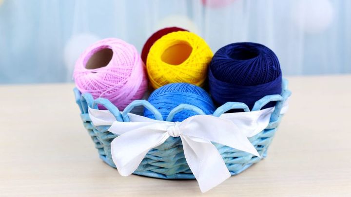 29 maneras de conseguir un toque de azul en tu casa, Cesta de papel tejida DIY