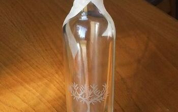 Una botella de aceite reciclada se convierte en un adorno floral