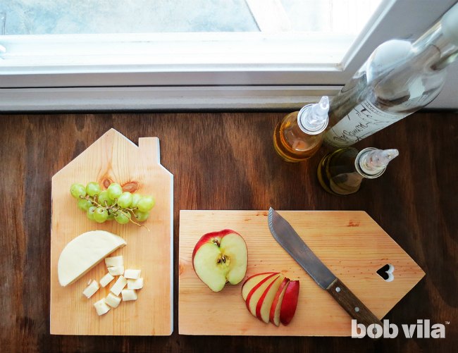 31 super cute easy diy ideas for your kitchen, These House Shaped Cutting Boards