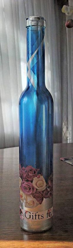 una botella de aceite reciclada se convierte en un adorno floral
