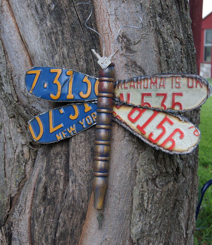 old license plates lying around check out these 28 snazzy decor ideas, Decorate Your Backyard With Dragonflies