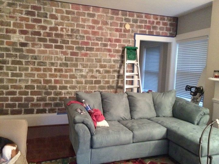 11 impresionantes proyectos para fingir tu camino hacia el hogar perfecto, Usa cinta de pintor para una pared de ladrillos