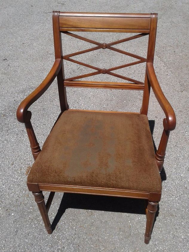 d um novo visual s suas velhas cadeiras de madeira gastas