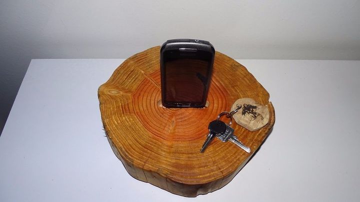 uma base de madeira para o telefone de um ba