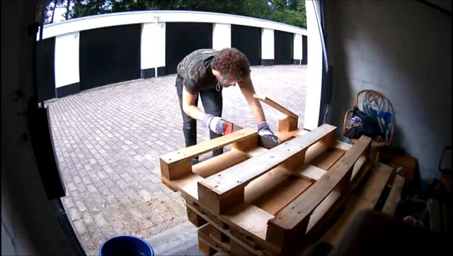 build a sofa from pallets outdoors