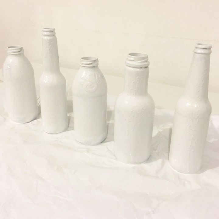 botellas recicladas en un encantador centro de mesa