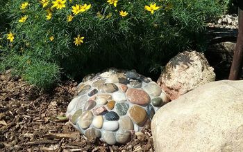 Mosaico de roca de río en el jardín