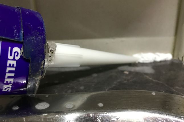 calafateo de silicona en la parte posterior de un fregadero ducha o cualquier otro