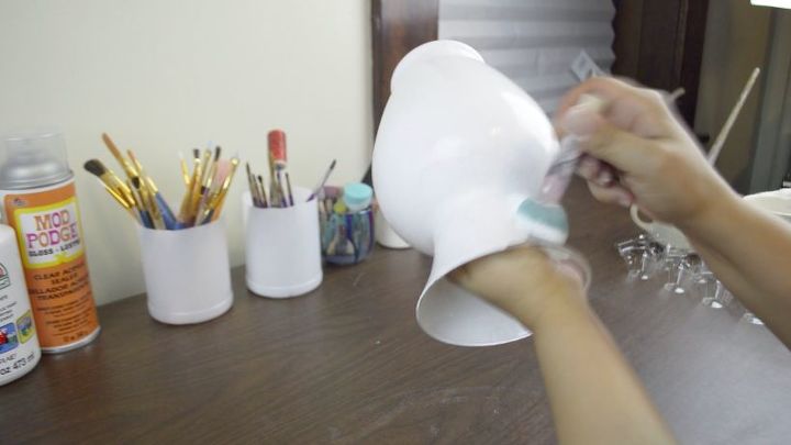 decorao de vasos com guardanapos de papel e mod podge decoupage