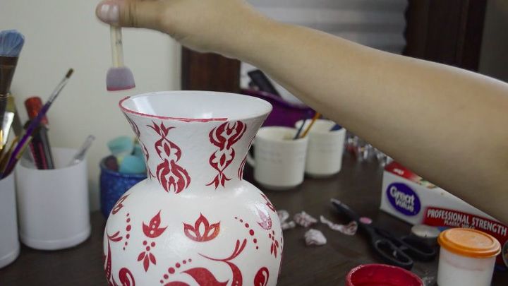 decorao de vasos com guardanapos de papel e mod podge decoupage