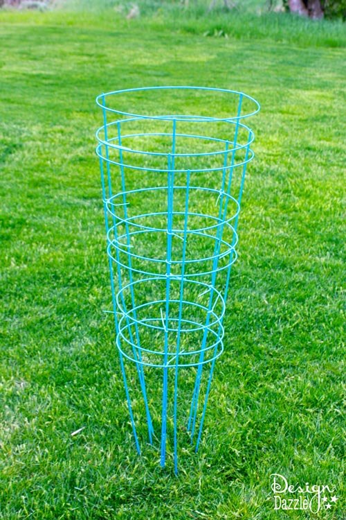 make a giant outdoor kerplunk game from tomato cages