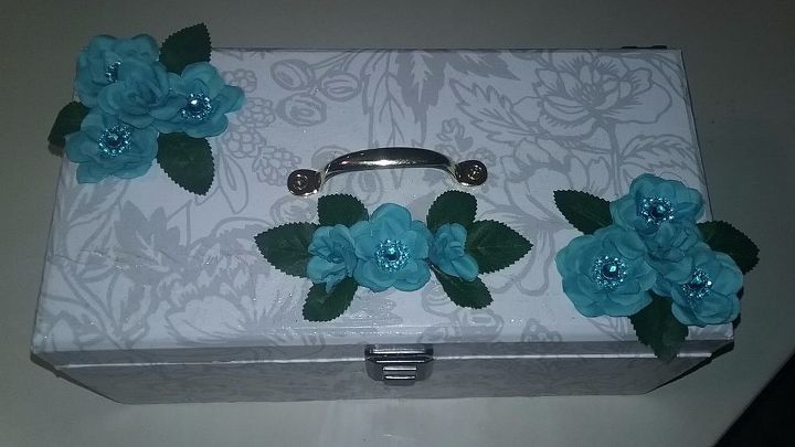 caixa de madeira para artesanatos de decoupagem, Colei as flores e joias na tampa com cola quente