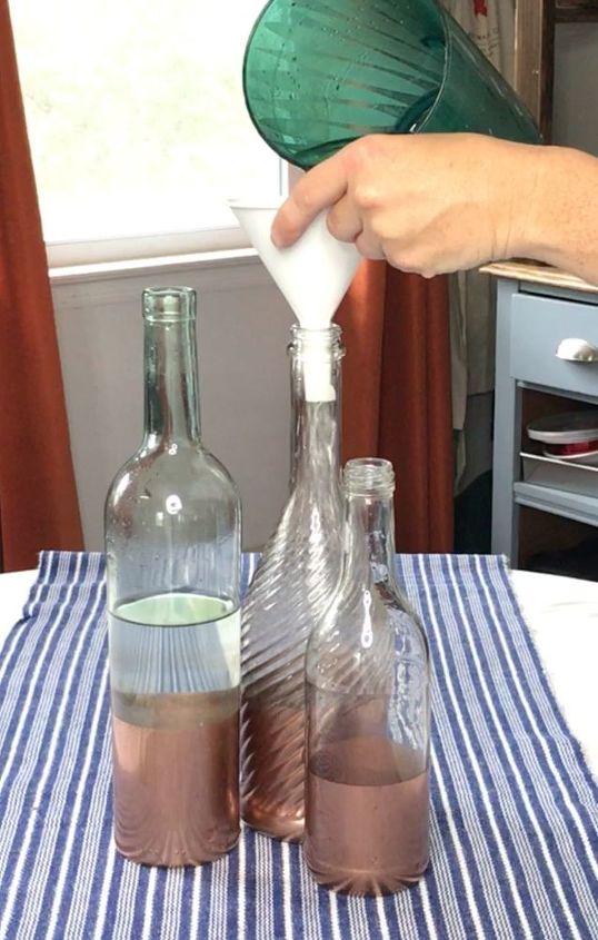 5 formas de utilizar botellas de vino viejas en tu jardn