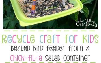  Recipiente de salada reciclado em um alimentador de pássaros