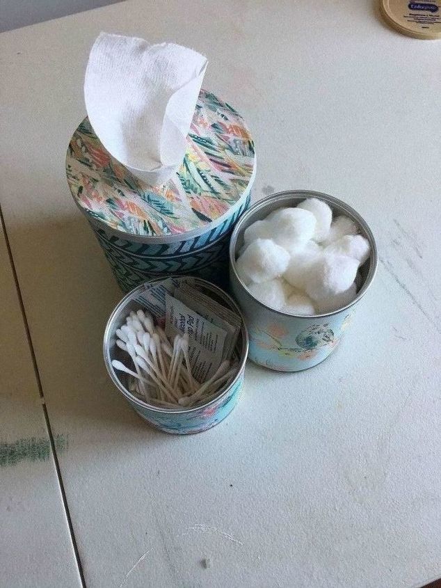 27 maneiras maravilhosas de usar papel de scrapbooking, Transforma o de uma lata de leite em uma gaveta tropical para o banheiro