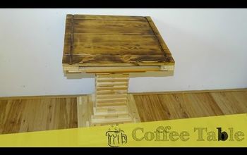 Una mesa de café hecha de madera de desecho (marcos de la cama de listones)