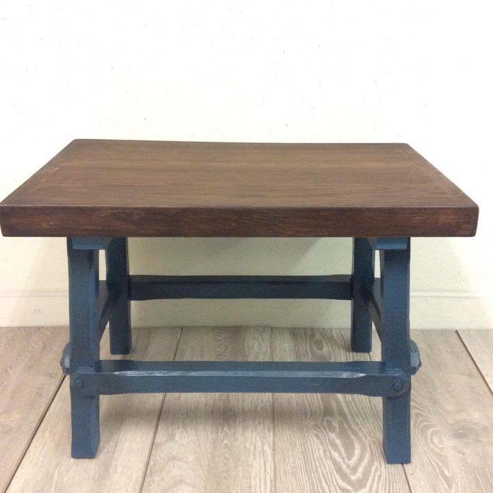 pequena mesa pintada com giz manchada vitrificada