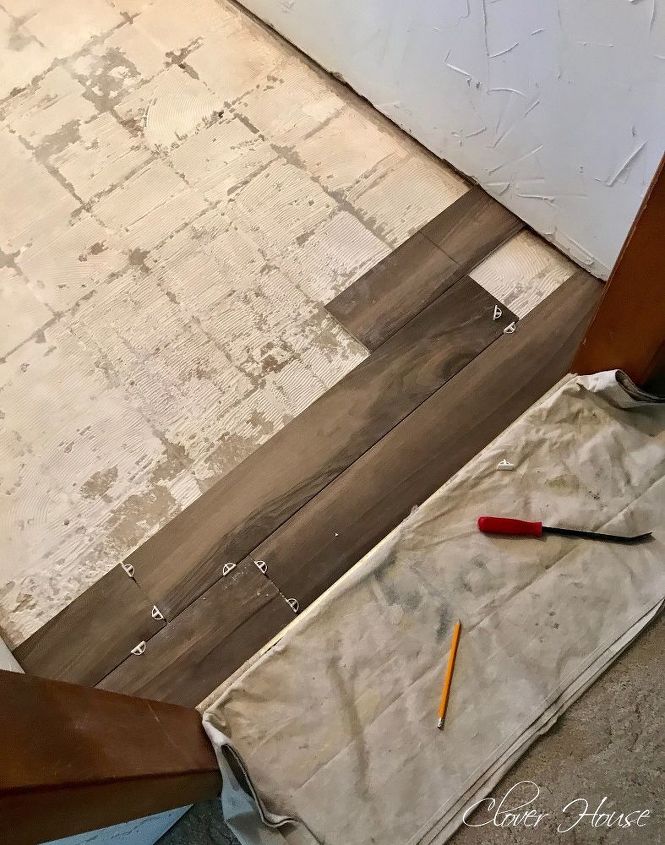suelo de baldosas de porcelana con aspecto de madera