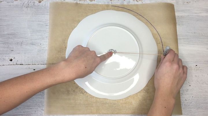 how to make hot glue placemats more crafts ideas, Step 2 Trace a plate