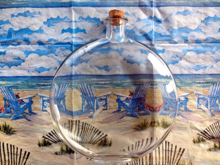 garrafa de decoupage reversa com guardanapos decorativos e itens de praia