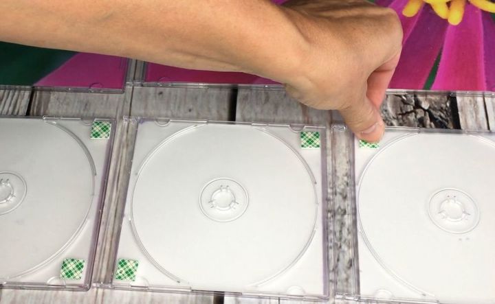 utiliza tus viejas cajas de cd para crear arte de pared