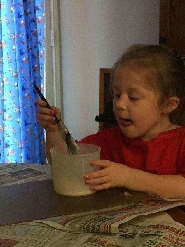 artesanato criaes para crianas vasos com margaridas, A garotinha se concentrou na mistura