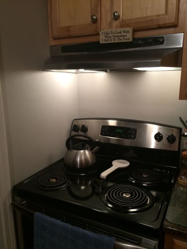 tile around a stove or stainless plate to protect wall