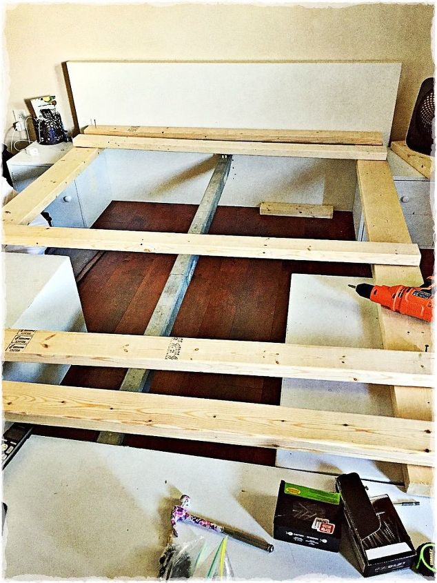 construir como construir uma cama de armazenamento de plataforma de estilo japons, Colocando a placa