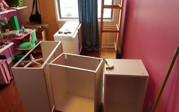 Cama de casal com arrumação e canto escondido