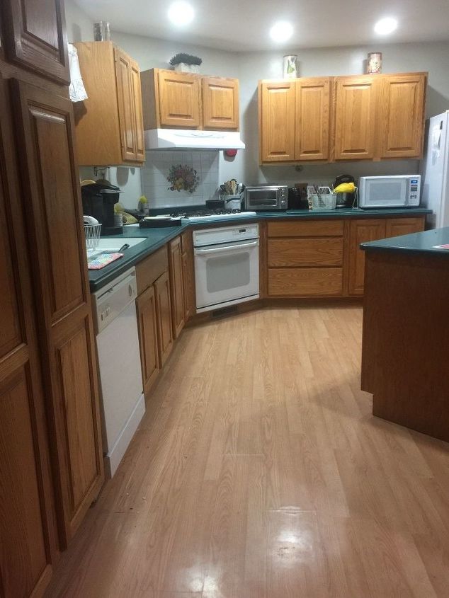 q what kind color floor for a kitchen with oak cabinets green counter