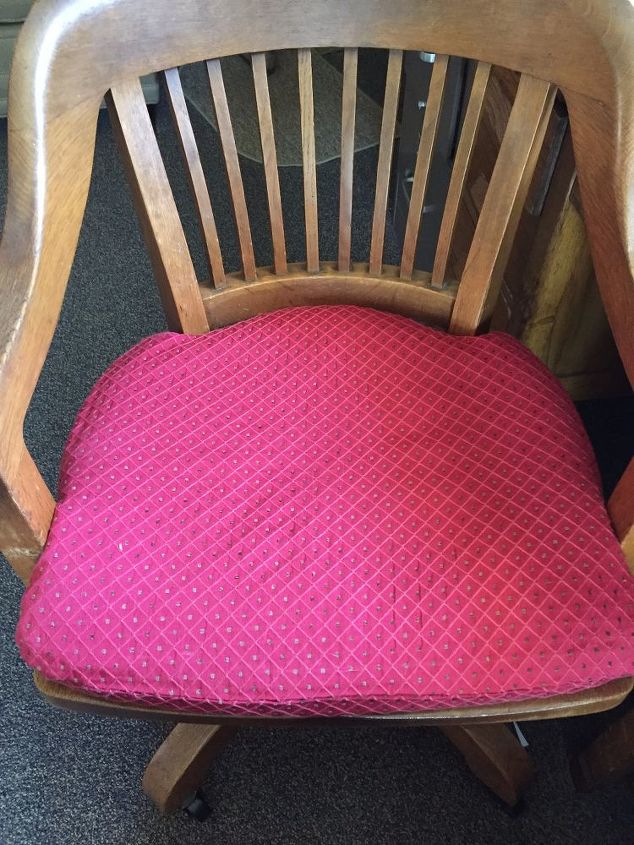 dando vida a uma velha almofada de cadeira de secretria