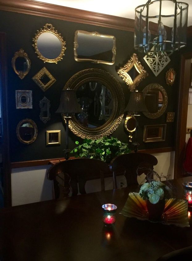sala de jantar com espelhos pretos