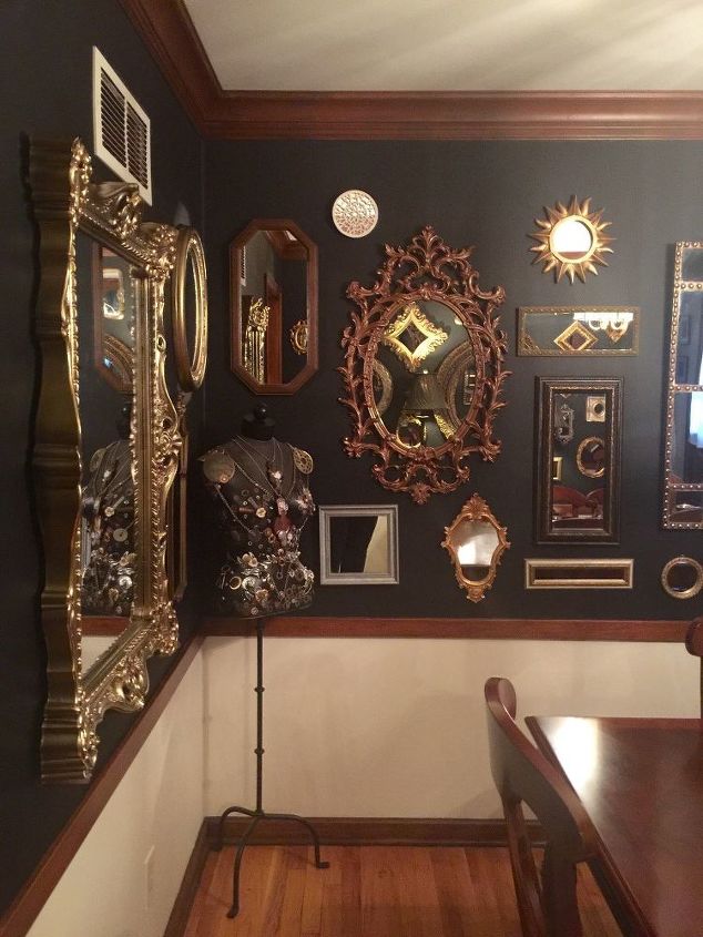 sala de jantar com espelhos pretos