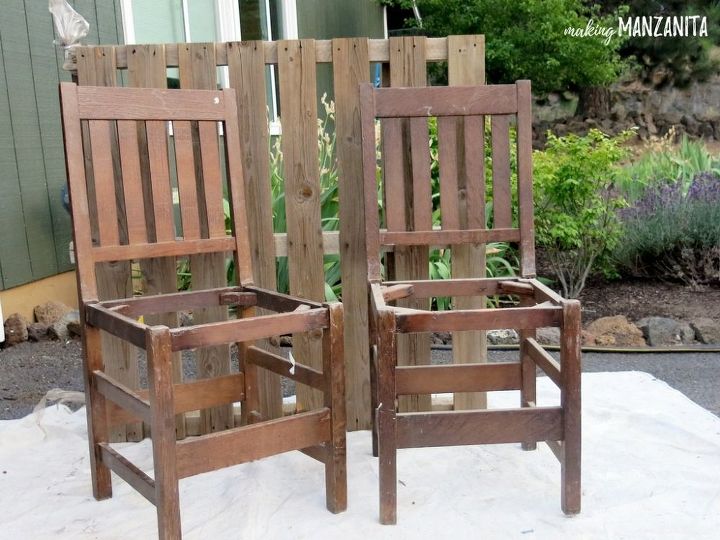 cadeiras recicladas transformadas em um banco de jardim colorido